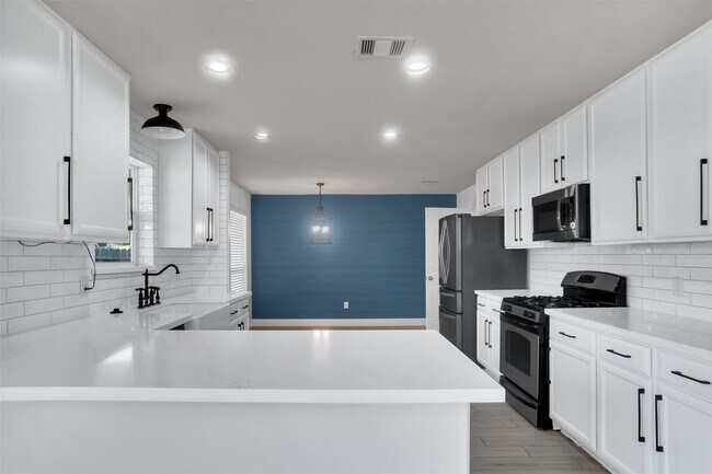 Foto del edificio - 15807 Little Miss Creek Dr