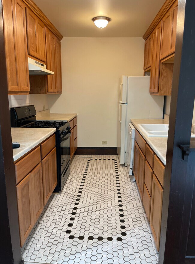 323 West St Unit A, Waukegan, IL 60085 Condo for Rent in Waukegan, IL