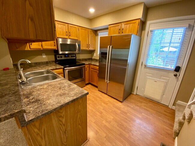 Building Photo - 10848 Victorian Dr