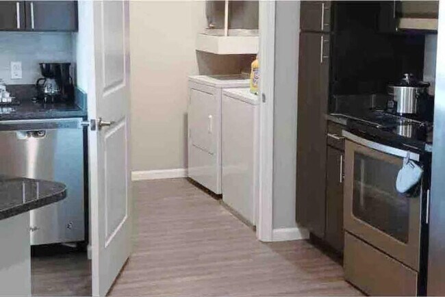 Foto del edificio - 12800 Corporate Hill Dr