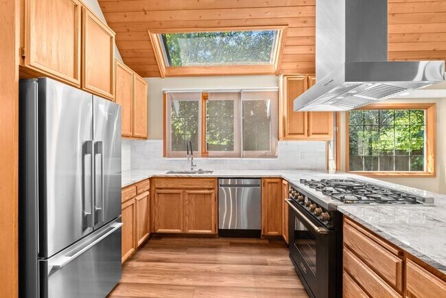 Building Photo - Spacious NW Classic in Bellevue’s Coveted ...