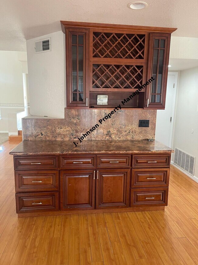 Building Photo - Spectacular 3 bed 2.5 bath Tracy Home