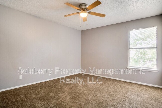 Foto del edificio - 5829 Shadydell Dr