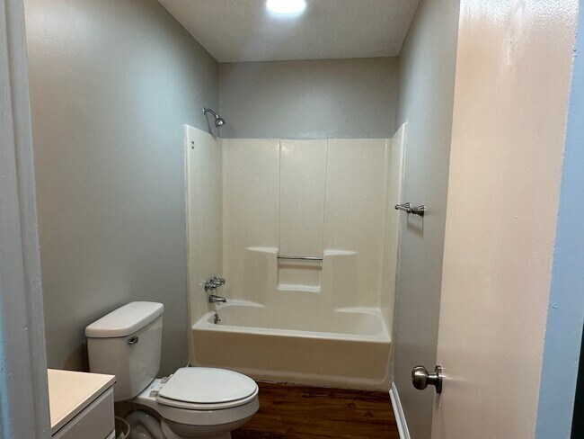 Foto del edificio - 255 Glenn Bryant Rd