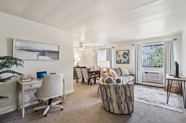 Área de estar de 1 dormitorio - Monroeville Apartments at Birnam Wood