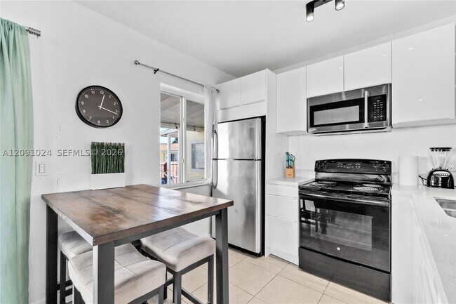Foto del edificio - 1021 NW 23rd Ct
