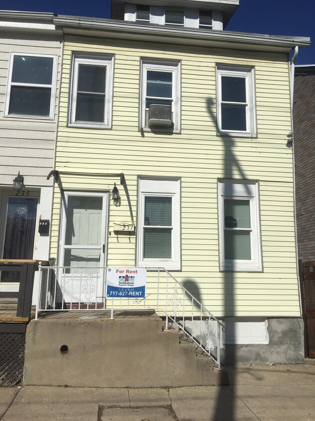 Primary Photo - 237 Walnut St