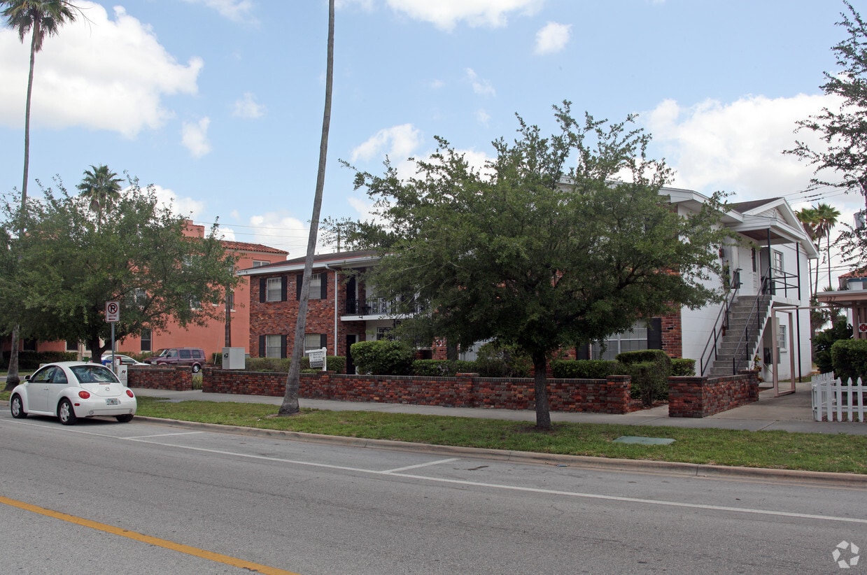 Exterior - 121 E Davis Blvd