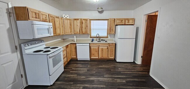 Building Photo - Beautiful 4 bedroom, 1 bath home on corner...