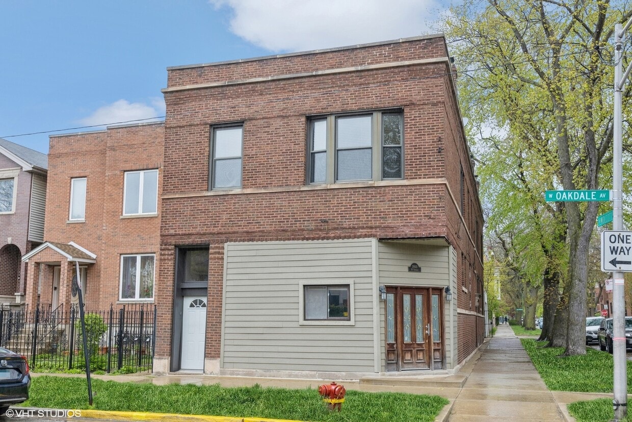 Primary Photo - 1900 W Oakdale Ave