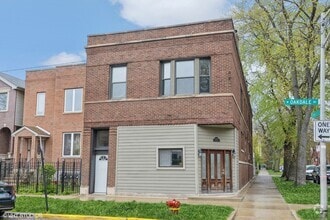 Building Photo - 1900 W Oakdale Ave