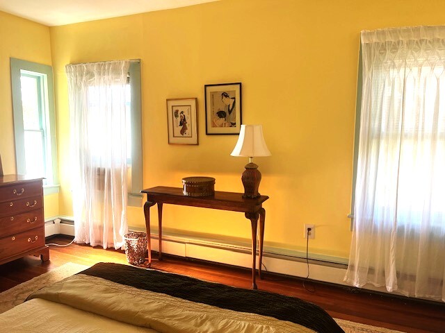 Bedroom with 2 windows - 5 Granite St