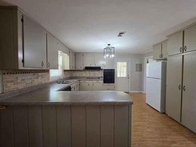 Foto del edificio - 4BR/2BA lake view home with covered back p...