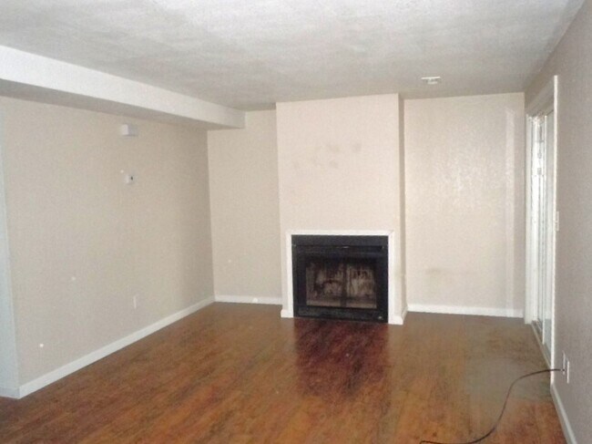 Foto del edificio - One Bedroom Condo has Washer/Dryer and Fireplace in Unit!