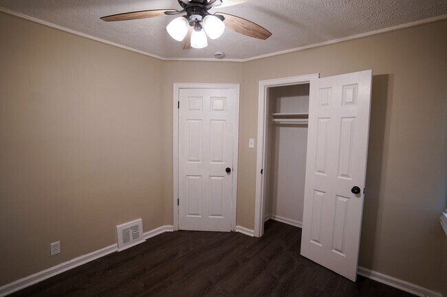Foto del edificio - This beautifully updated 3-bedroom, 1-bath single-family home is ready for move-in!