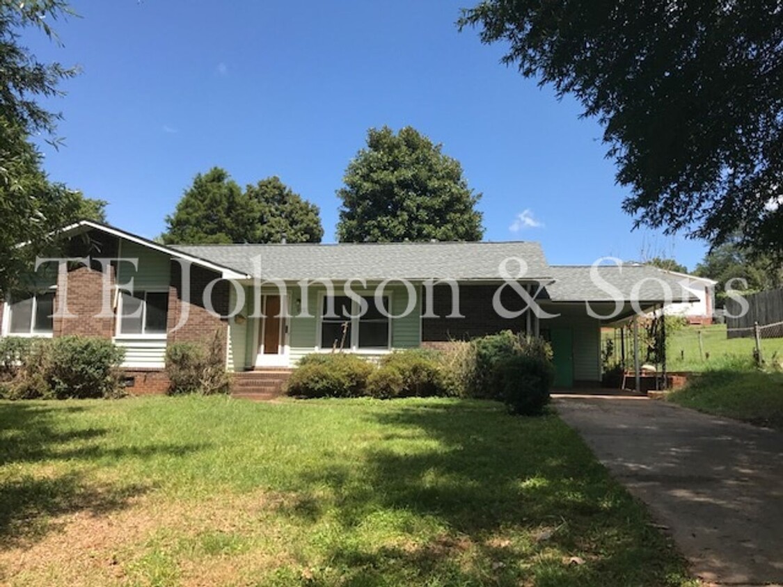 Foto principal - 3 Bed Home Situated near Hwy. 311 & Local ...