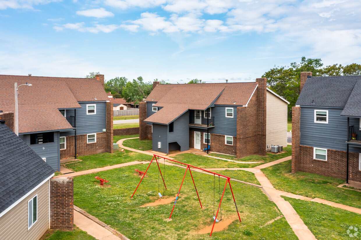 Vista frontal con área de juegos infantiles - Pine Manor Apartments