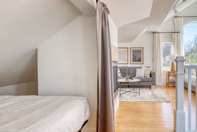 Building Photo - 915 SE 29th Ave