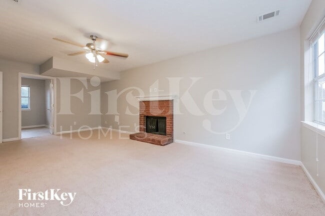 Foto del edificio - 161 Solomon Dr