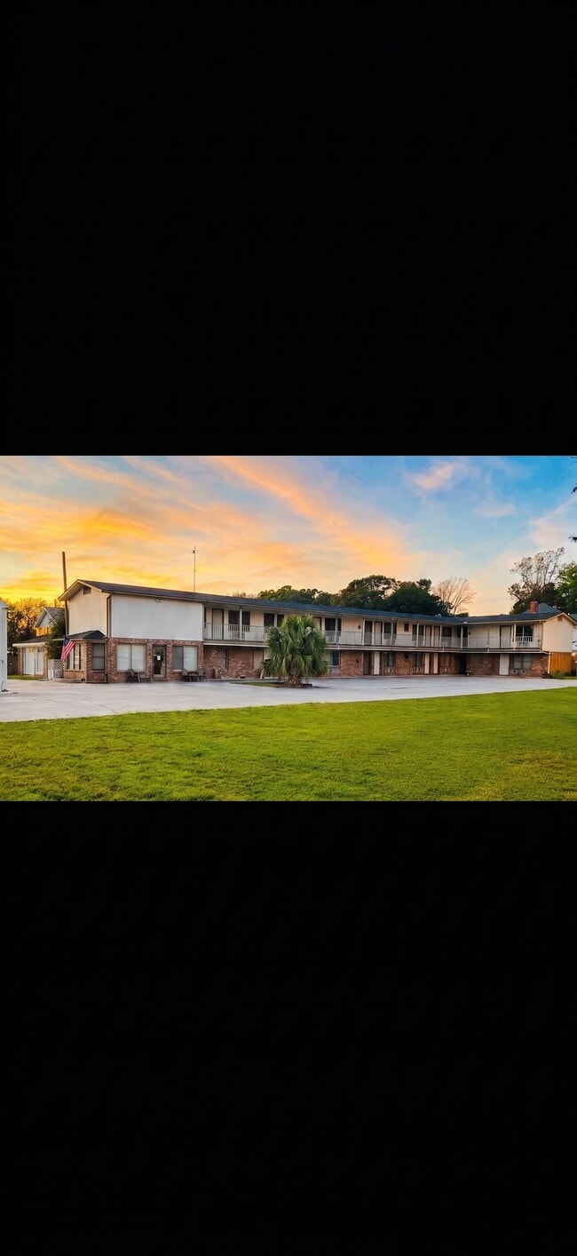 Building Photo - 1505 Highway 17