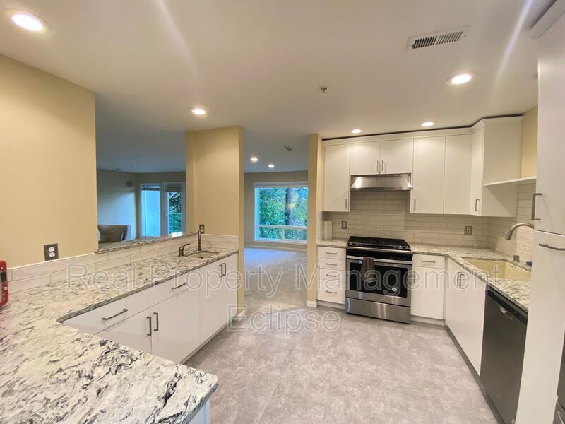 420 Bellevue Way SE Unit 203, Bellevue, WA 98004 Condo for Rent in