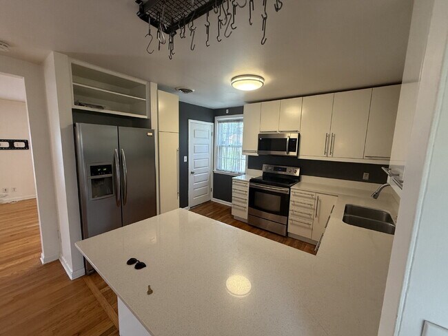 Foto del edificio - Updated 3 bed 2 bath. Garage and screened porch