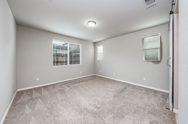 Foto del edificio - Beautiful 4-Bedroom Home with Office in Cl...