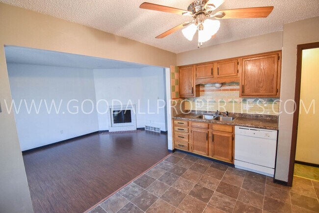 Building Photo - 2 Bedroom One Bath Duplex with garage