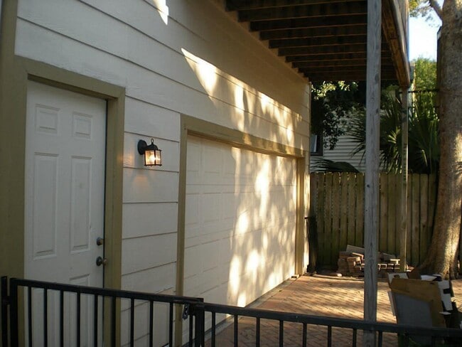 Building Photo - 1601 Park garage apt St