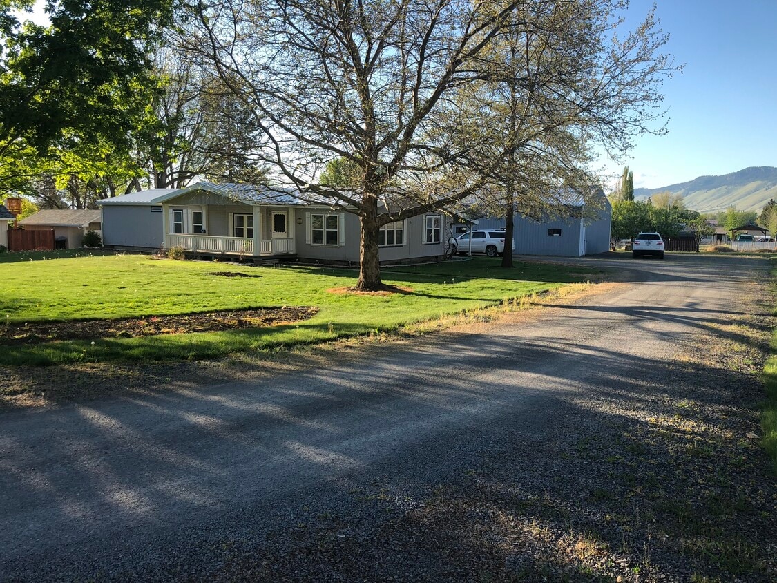 Primary Photo - 1008 Water St