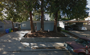 Building Photo - 2206 SE Tacoma St