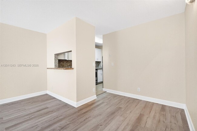 Building Photo - 1028 Twin Lakes Dr