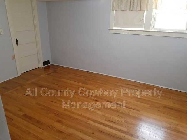 Building Photo - 1210 E Garfield St