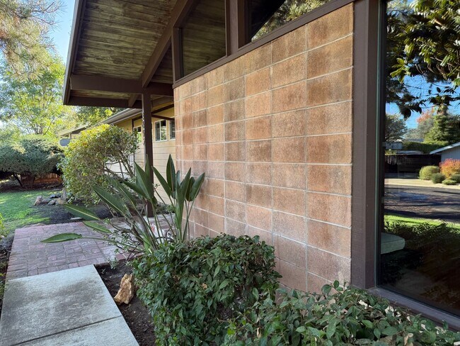 Foto del edificio - Desirable St Francis Neighborhood