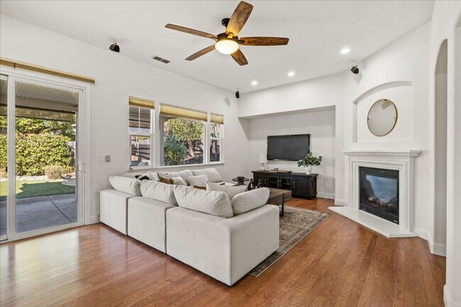 Foto del edificio - Elegant & Spacious 4 Bedroom Home Near Fol...