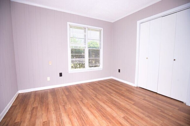 Building Photo - Spacious 4 Bedroom Home