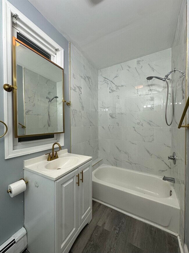 Foto del edificio - 313 Pearsall Ave