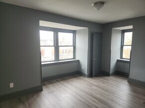 Building Photo - 520 W King St