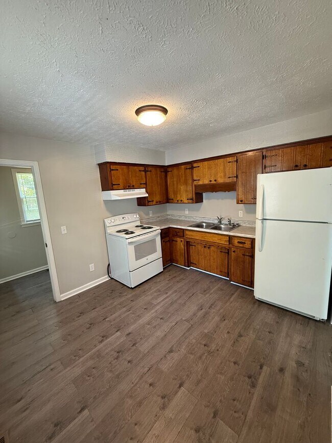 Building Photo - 2BR Brick Home in Dickson