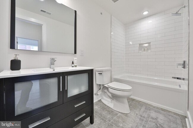 Building Photo - 1003 N Bodine St