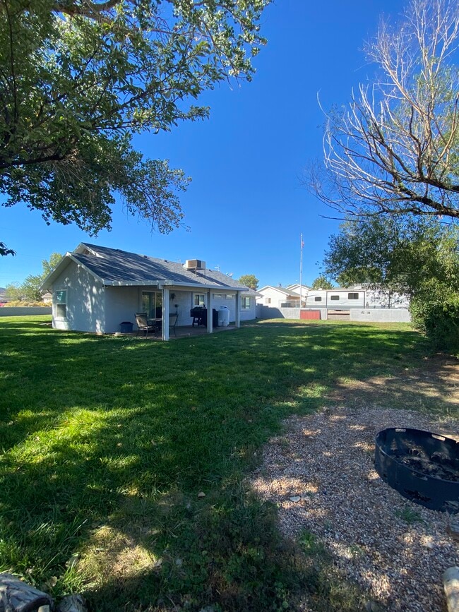 Building Photo - 7960 N Jade Dr