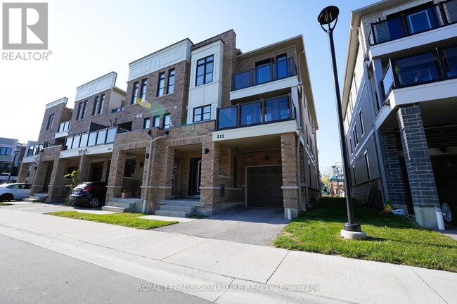 Photo du bâtiment - 212 Lord Elgin Ln