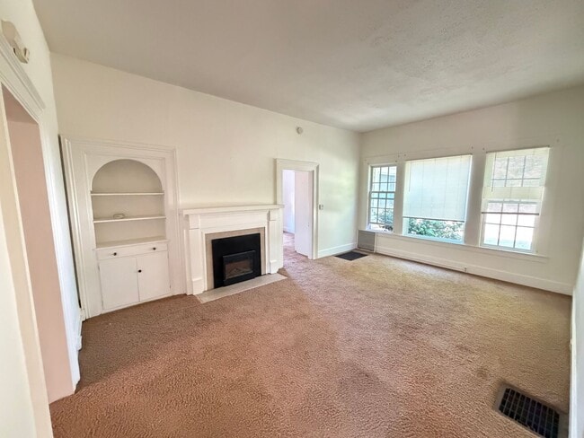 Building Photo - Large 5-6 Bedroom 2 Bath country home