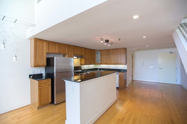 Building Photo - Spacious Bi-Level Loft with Balcony in SOMA
