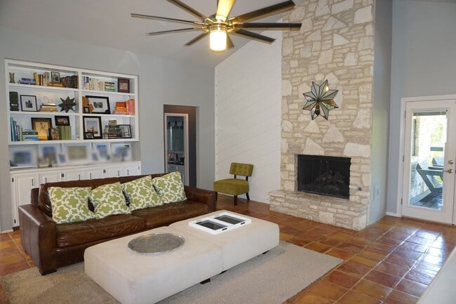 Building Photo - 4 br, 2.5 bath House - 9200 Fallworth St.