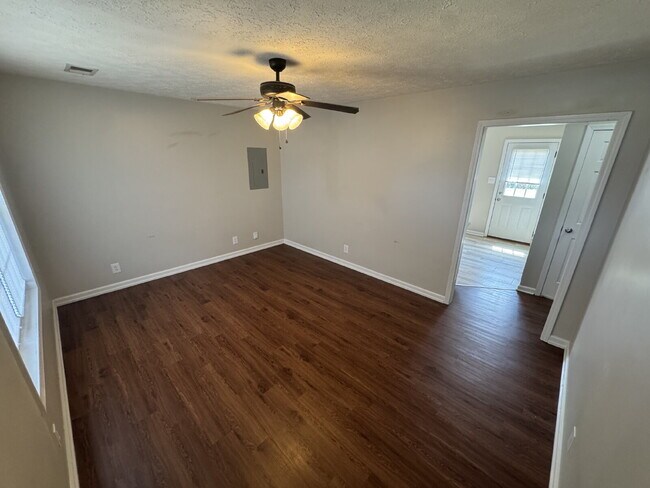 Foto del edificio - "Cozy Comfort Awaits: Charming 2-Bedroom Home in Oak Grove!"