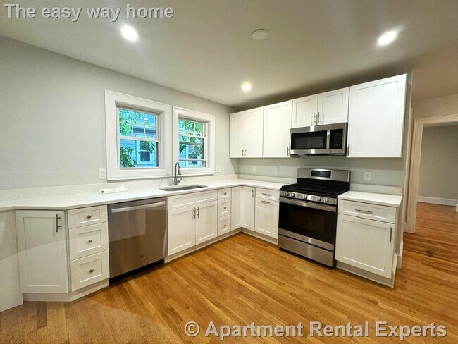 Building Photo - Huge Two Level * DW * In-unit Laundry * Pa...
