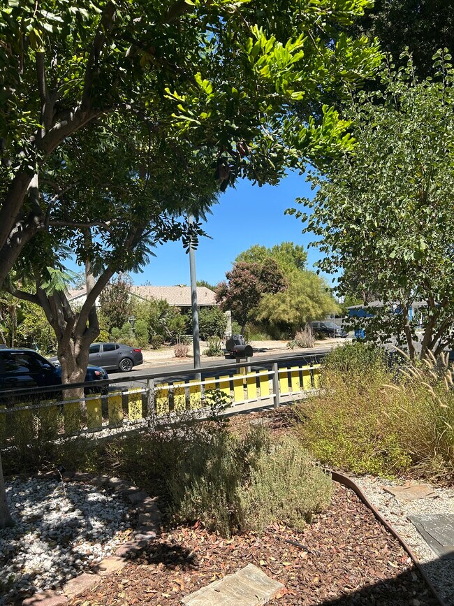 Foto del edificio - 22116 Gilmore St