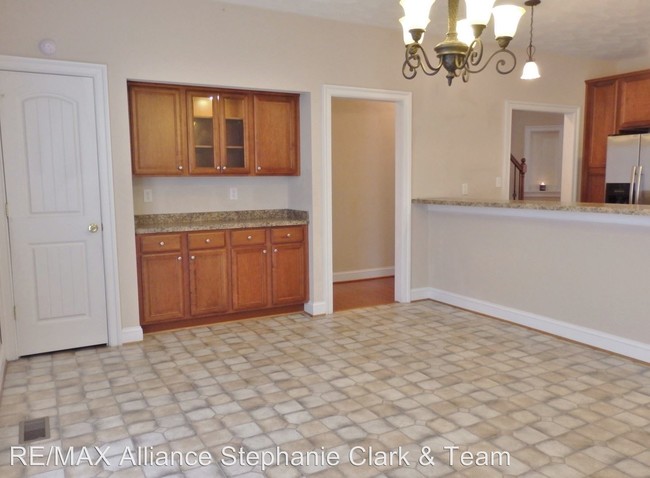 Building Photo - 4 br, 2.5 bath House - 2954 Beachmont Ave