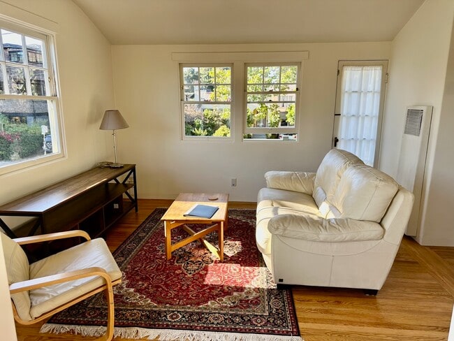 Sala de estar - 1754 Allston Way